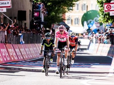 Giro d'Italia 2024: Zwischenetappenziel mit Tribüne in Völs am Schlern