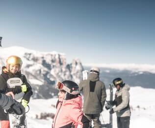 Una famiglia mentre scia