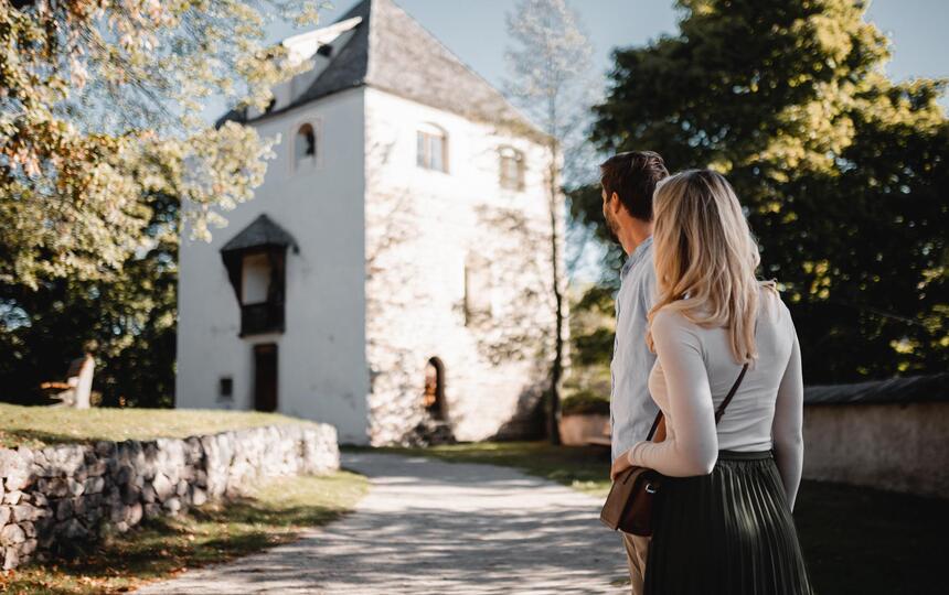 Ein Mann und eine Frau blicken auf die St. Valentin Kirche