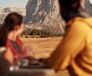 Zwei Personen blicken auf die Dolomiten