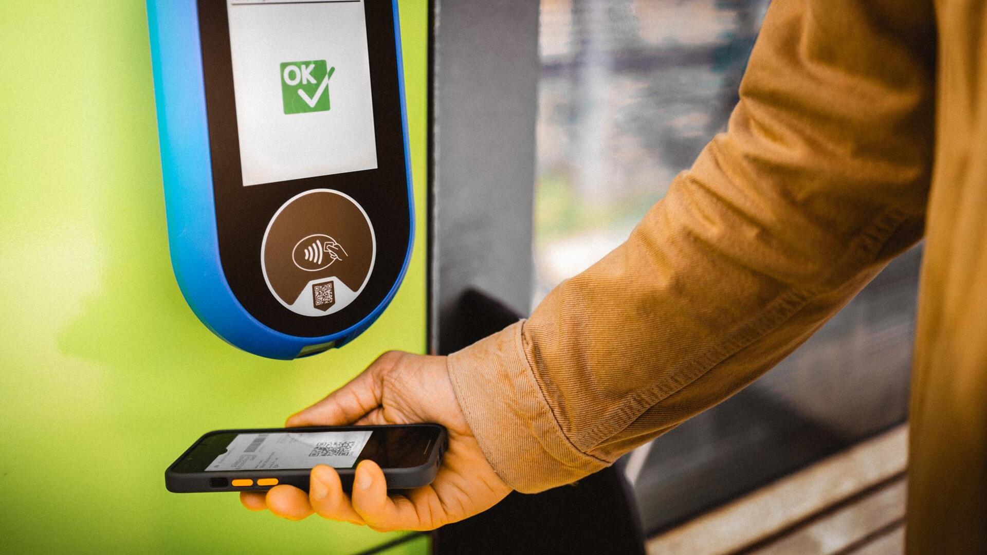 Ein Mann liest seine Fahrkarte ab