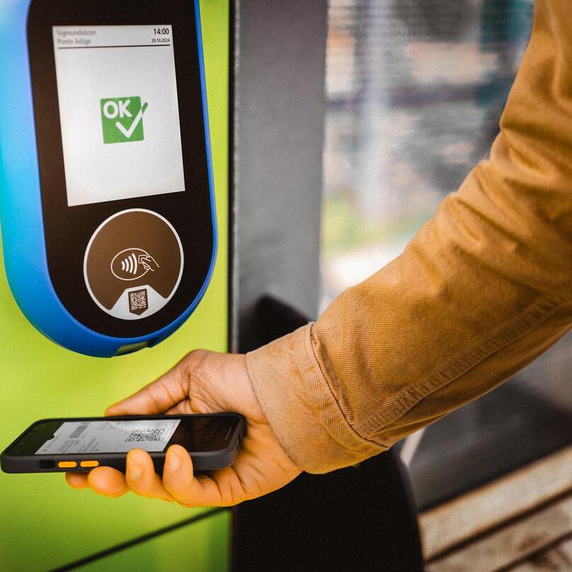 Ein Mann liest seine Fahrkarte ab