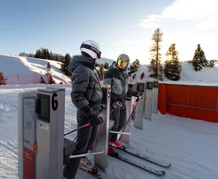 Un uomo e una donna passano attraverso il tornello dello skilift