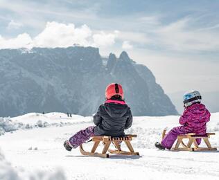 Zwei Kinder beim Rodeln
