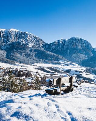 Blick auf das schneebedeckte Dorf Völs am Schlern