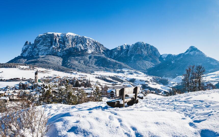 Blick auf das schneebedeckte Dorf Völs am Schlern