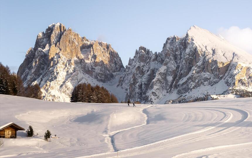 Zwei Personen beim Langlaufen auf der Seiser Alm