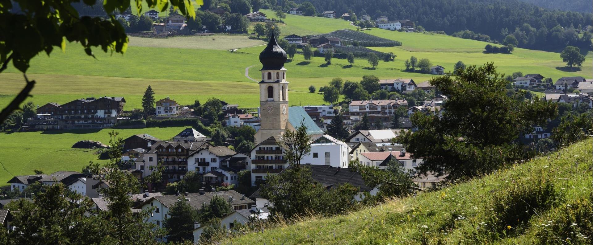 Völs am Schlern am Fuße des Wahrzeichens Südtirol wo Törggele und guter Wein zuhause ist