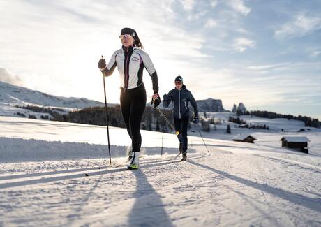 Zwei Personen beim Langlaufen auf der Seiser Alm