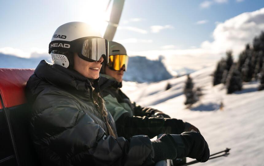 Ein Mann und eine Frau sitzen in einem Sessellift