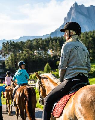 Eine Gruppe von Personen reitet auf Pferden