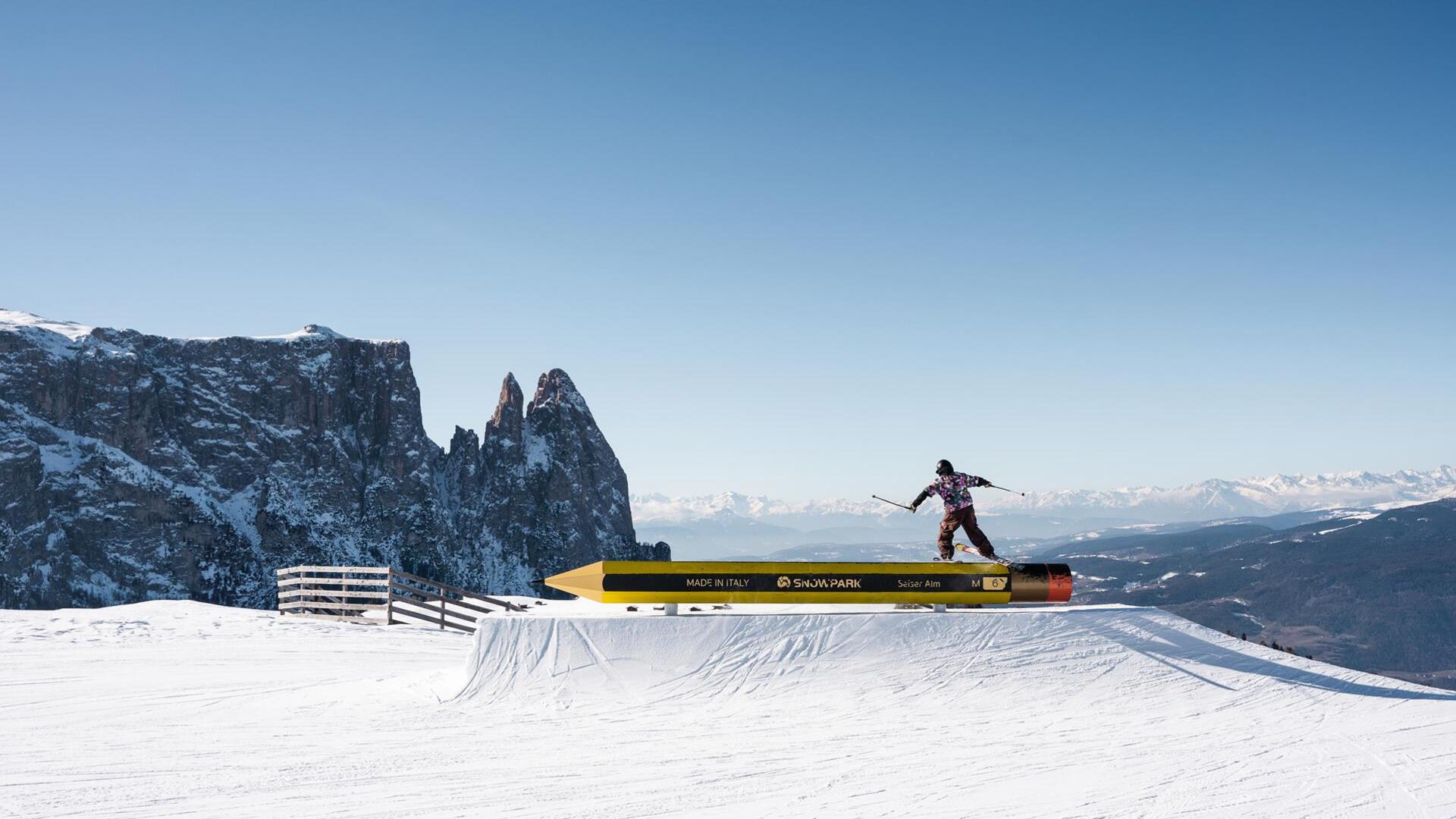 Un bambino nello snowpark Alpe di Siusi