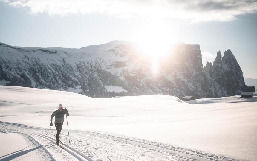 Ein Mann beim Langlaufen auf der Seiser Alm