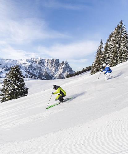 Vacanza sugli sci sull'Alpe di Siusi con vista panoramica sulle Dolomiti