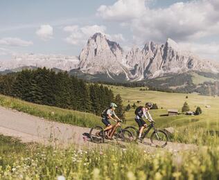 Zwei Mountainbiker sind in den Dolomiten unterwegs