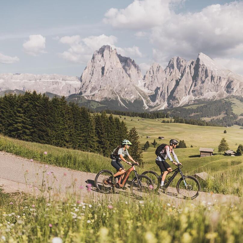 Zwei Mountainbiker sind in den Dolomiten unterwegs