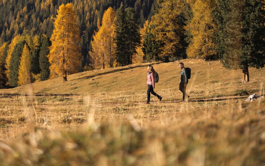Ein Mann und eine Frau beim Wandern