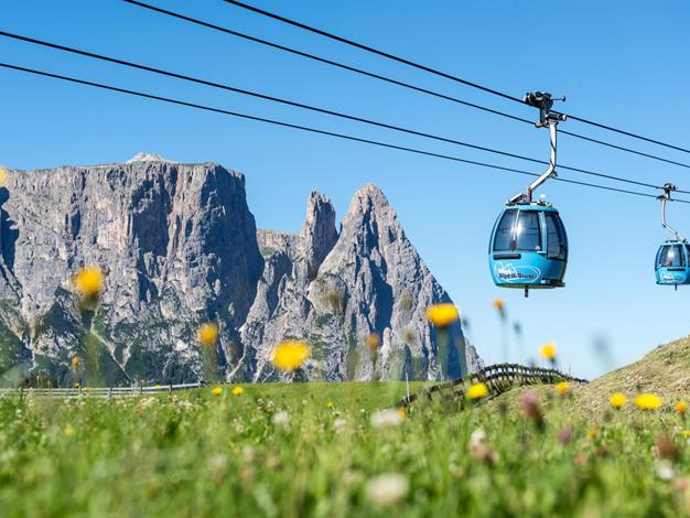 Wanderer und Sportler mit der Umlaufbahn auf die Seiser Alm in den Dolomiten