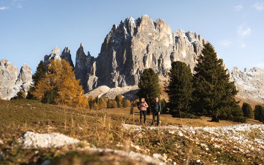 Ein Mann und eine Frau beim Wandern in den Dolomiten
