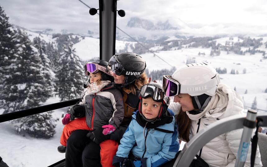 Eine Familie mit zwei Kindern fährt mit der Seilbahn