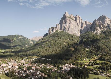 Pfarrkirche von Seis am Schlern, im Hintergrund die Dolomiten