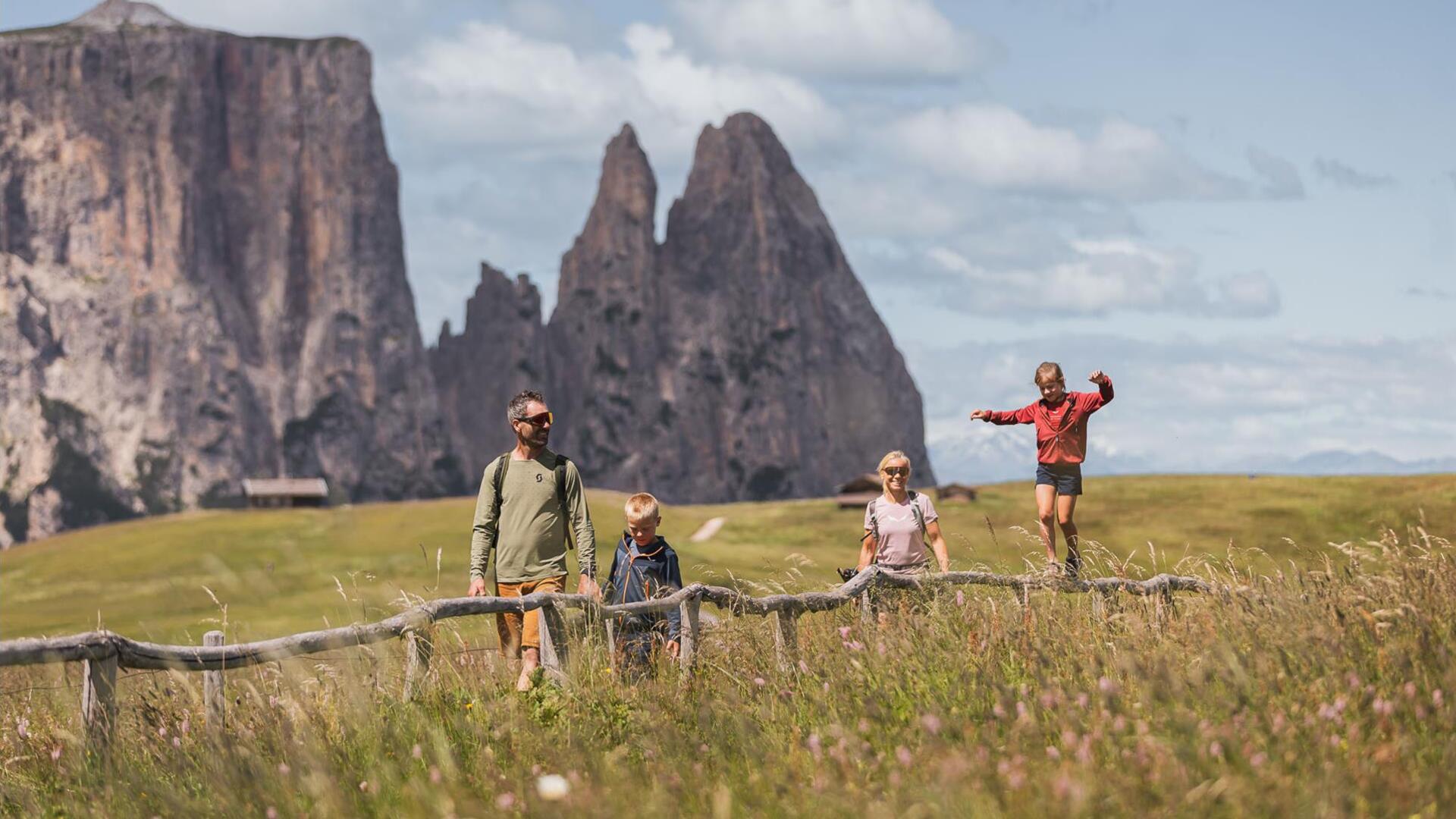 Eine Familie mit zwei Kindern beim Wandern auf der Seiser Alm