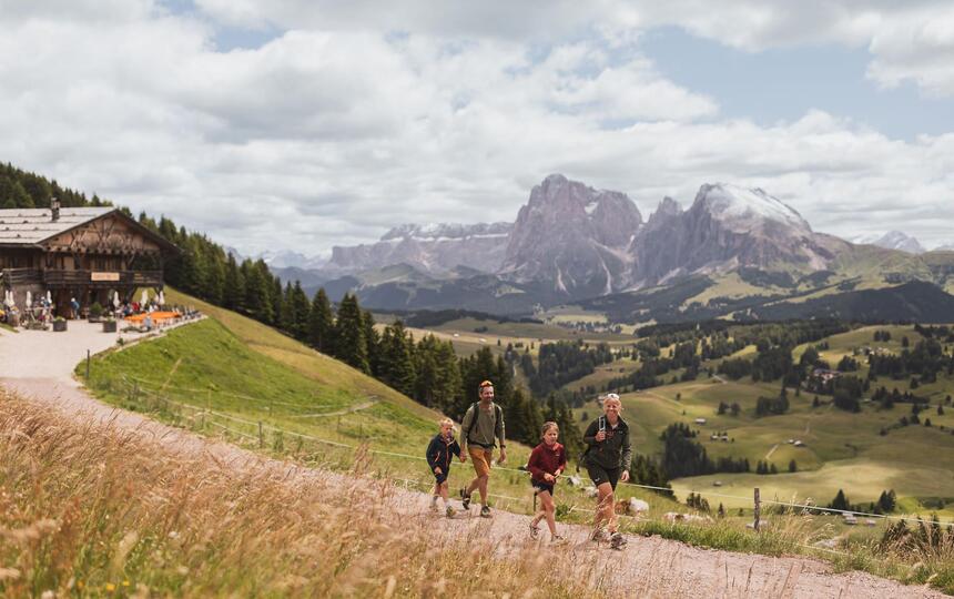 Eine Familie beim wandern auf der Seiser Alm
