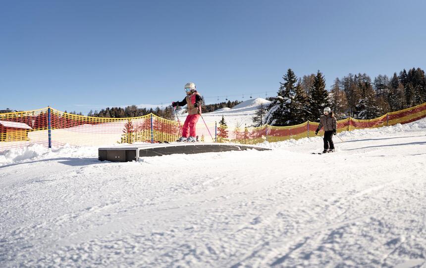 Two children in the Spitzbühl snowpark