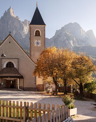 Pfarrkirche von Seis am Schlern, im Hintergrund die Dolomiten