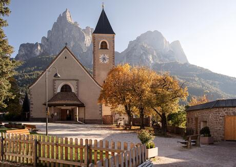 Pfarrkirche von Seis am Schlern, im Hintergrund die Dolomiten