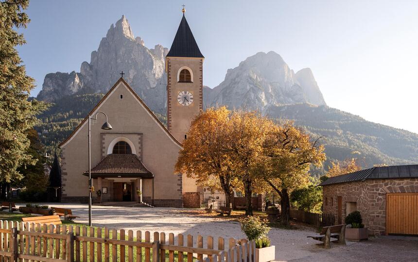 Pfarrkirche von Seis am Schlern, im Hintergrund die Dolomiten