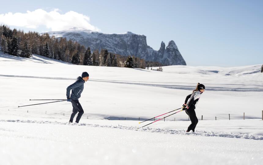 Zwei Personen beim Langlaufen auf der Seiser Alm