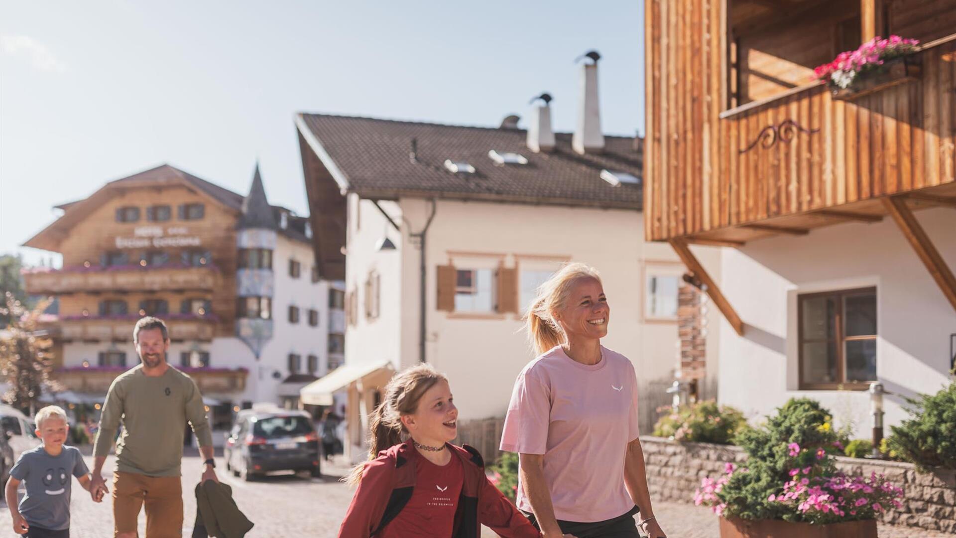 Eine Familie mit zwei Kindern spaziert durch den Ortskern
