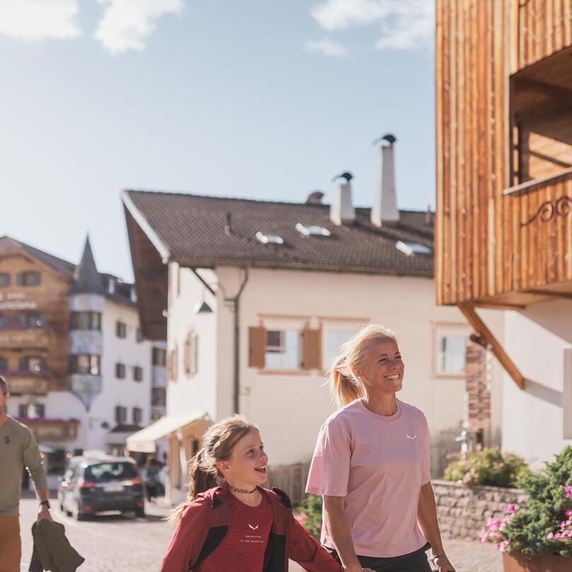 Eine Familie mit zwei Kindern spaziert durch den Ortskern