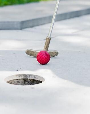 Eine Person spielt MInigolf