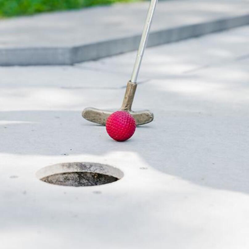 Una persona gioca a minigolf