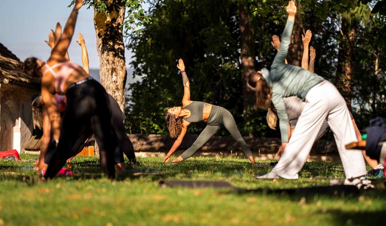 Yoga on the Calvary hill in Kastelruth with healthy breakfast