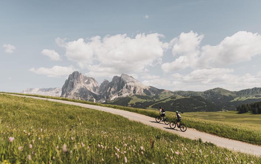 Zwei Mountainbiker in den Dolomiten