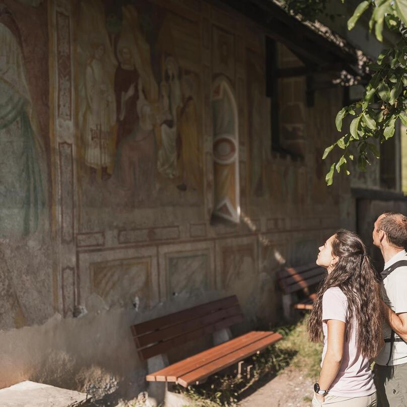 Un uomo e una donna osservano degli affreschi