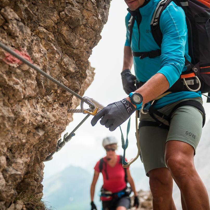 Zwei Personen sind auf einem Klettersteig unterwegs