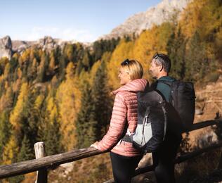 Ein Mann und eine Frau genießen den Blick über die Landschaft