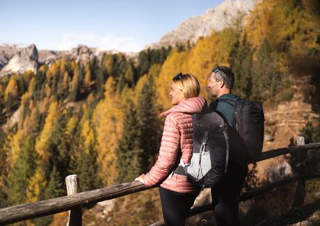 Ein Mann und eine Frau stehen an einem See und blicken auf den Rosengarten