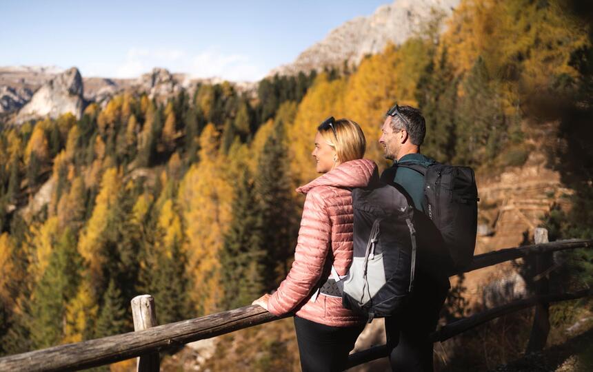 Ein Mann und eine Frau genießen den Blick über die Landschaft