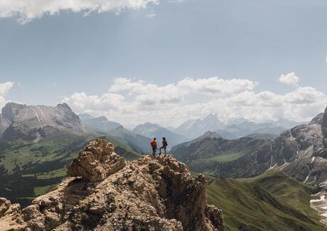 Ein Mann und eine Frau stehen auf einem Berggipfel