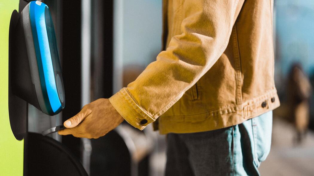 Ein Mann liest seine Fahrkarte ab