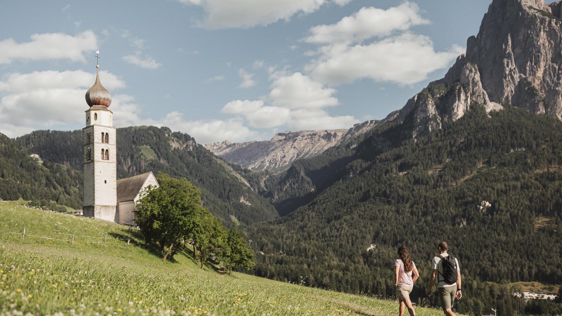 Pfarrkirche von Seis am Schlern, im Hintergrund die Dolomiten