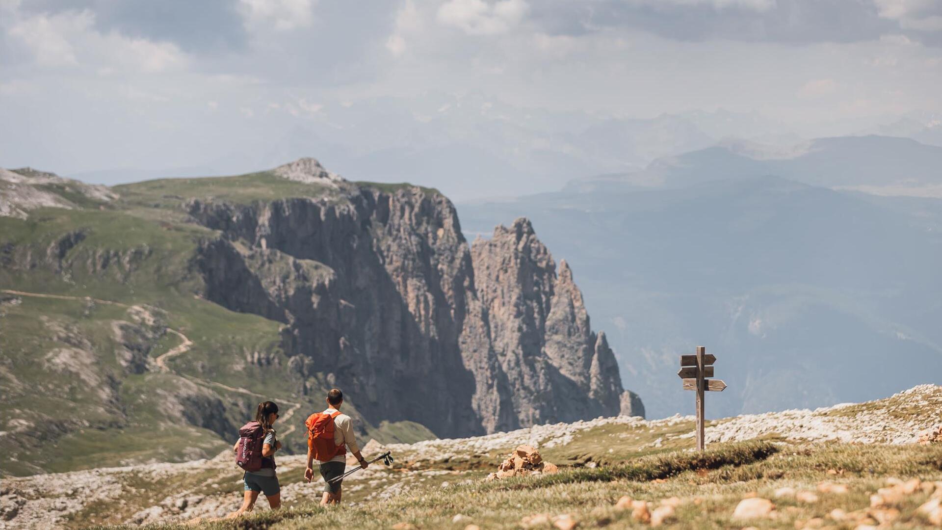 Ein Mann und eine Frau beim Wandern