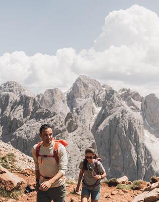 Ein Mann und eine Frau beim Wandern