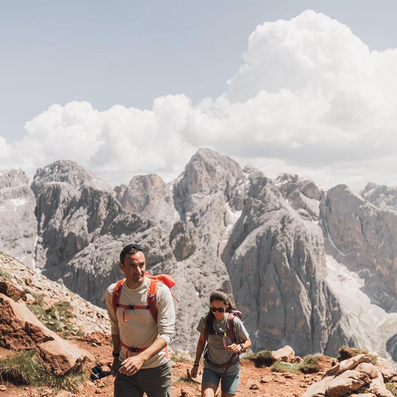 Ein Mann und eine Frau beim Wandern