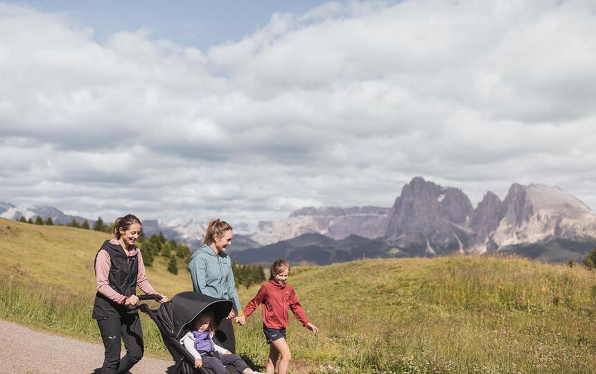 Eine Familie beim Wandern